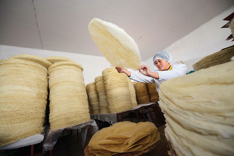 A woman making Shandong jianbing